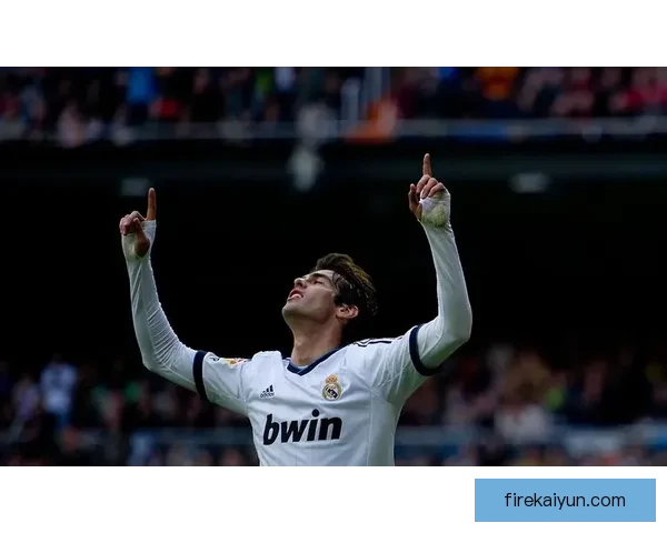 卡卡在世界杯上的表现持续受到关注，状态稳健引发热议。